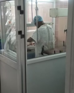 Le staff médical de l’Hopital Ngaliema entrain de prendre en charge les bb dans le nouveau Box 2